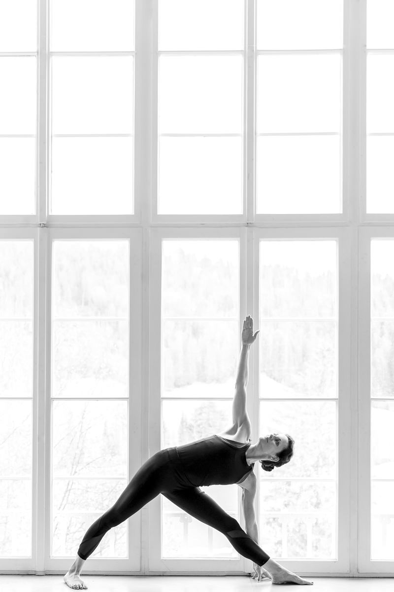 Yoga Coach Nicole Bongartz bei einem Asana vor einem großen Fenster des Yoga Retreats Schloss Elmau | Foto: Hanna Witte