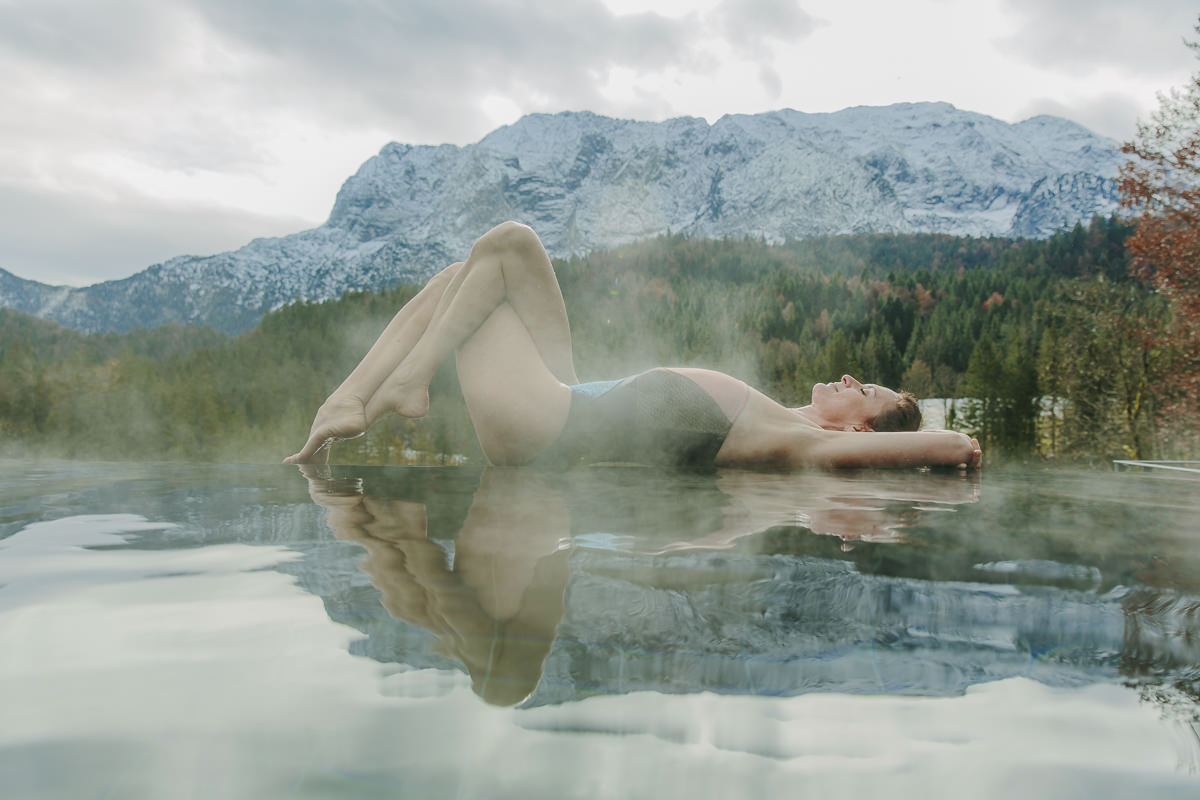 Yoga Asana an einem Infinity Pool mit Nebel und toller Naturkulisse | Foto: Hanna Witte