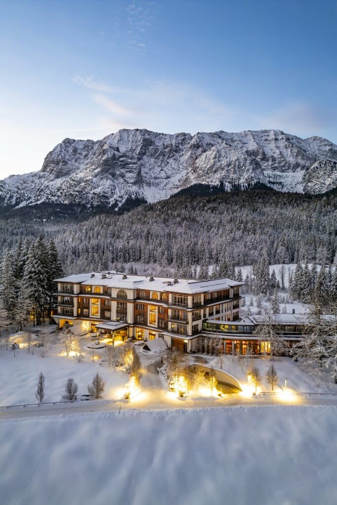Außenaufnahme des beleuchteten Luxushotels Schloss Elmau im Schnee | Foto: Hanna Witte