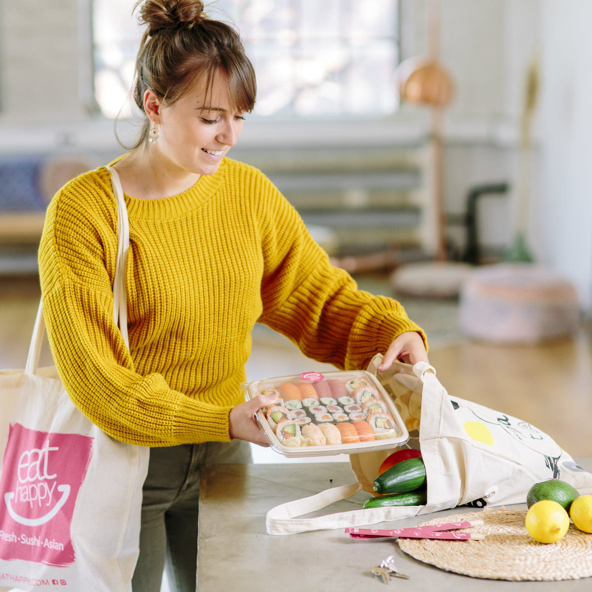 eine Frau holt EatHappy Sushi aus ihrer Tasche für Social Media Content Fotografie | Foto: Hanna Witte