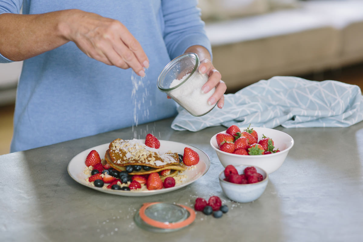 Frühstücksteller mit Pfannkuchen und frischen Beerenals Teil der Social Media Content Fotografie für Eat Happy | Foto: Hanna Witte