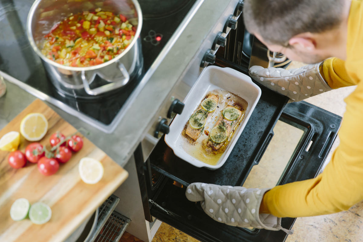 Social Media Content Fotografie Köln: Ein Mann holt Lachs aus dem Ofen | Foto: Hanna Witte