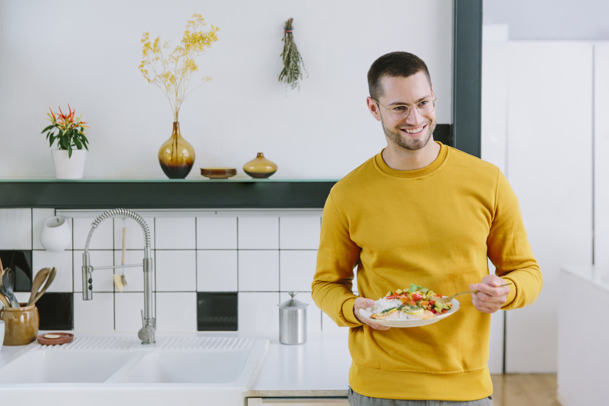 Social Media Content Fotos für EatHappy Köln: Ein junger Mann hält einen Teller mit leckerem Essen in der Hand | Foto: Hanna Witte