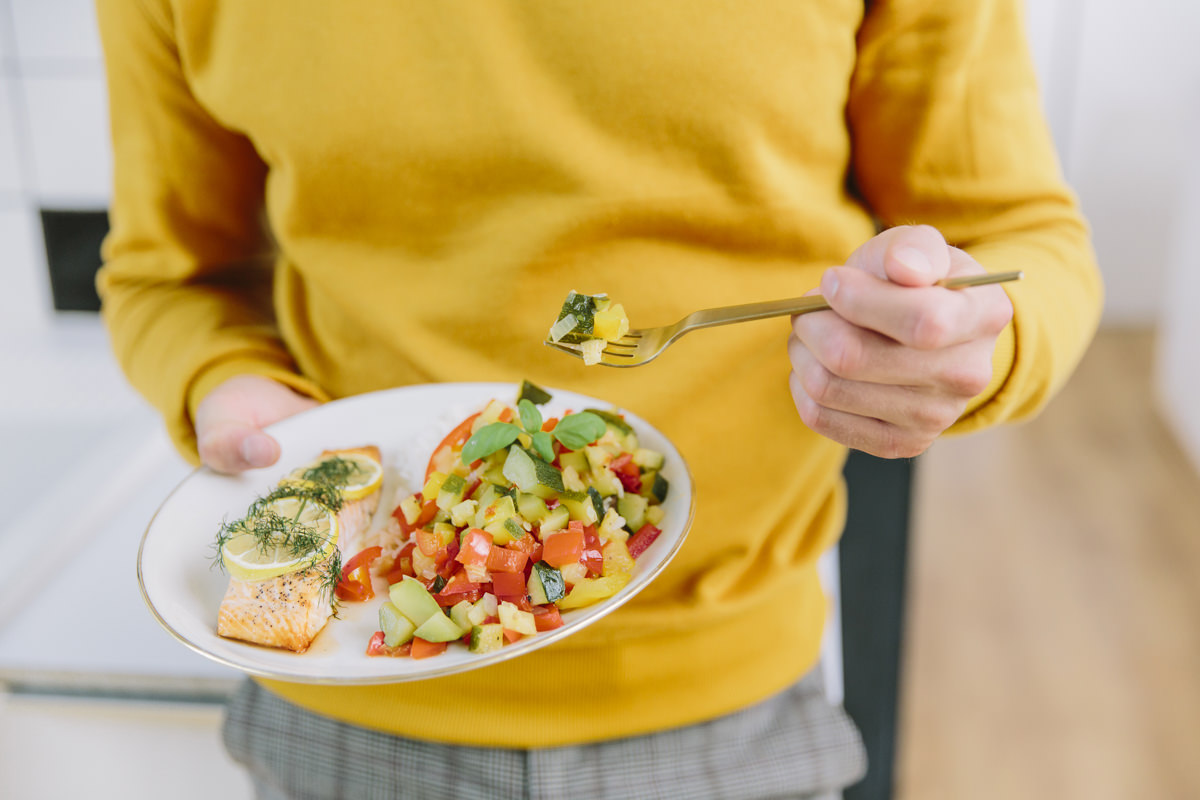 Teller mit Lachs und Gemüse als Teil der Social Media Content Fotografie für Eat Happy | Foto: Hanna Witte