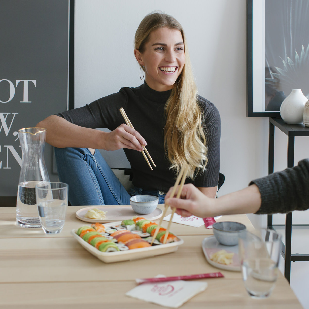 Social Media Content Fotos Köln: 2 Frauen essen gemeinsam Sushi von EatHappy | Foto: Hanna Witte