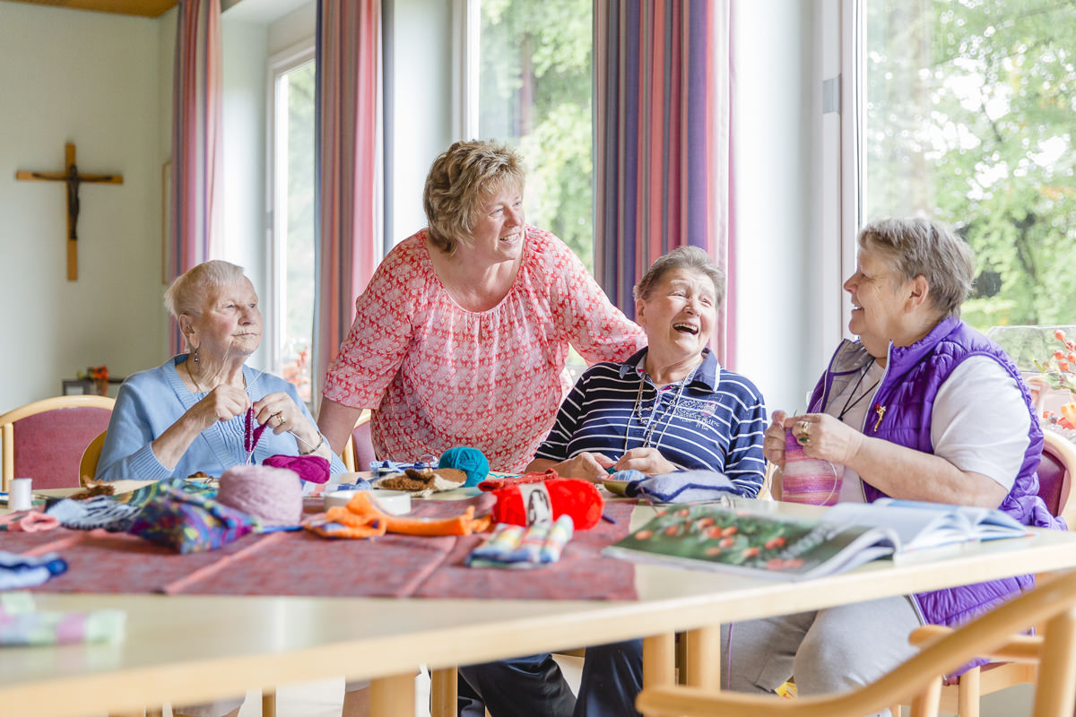 Seniorenheim Bewohnerinnen stricken gemeinsam an einem Tisch | Foto: Hanna Witte