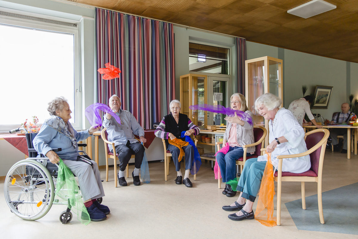 Seniorenheim Bewohner machen in einer Gruppe Gymnastikübungen | Foto: Hanna Witte