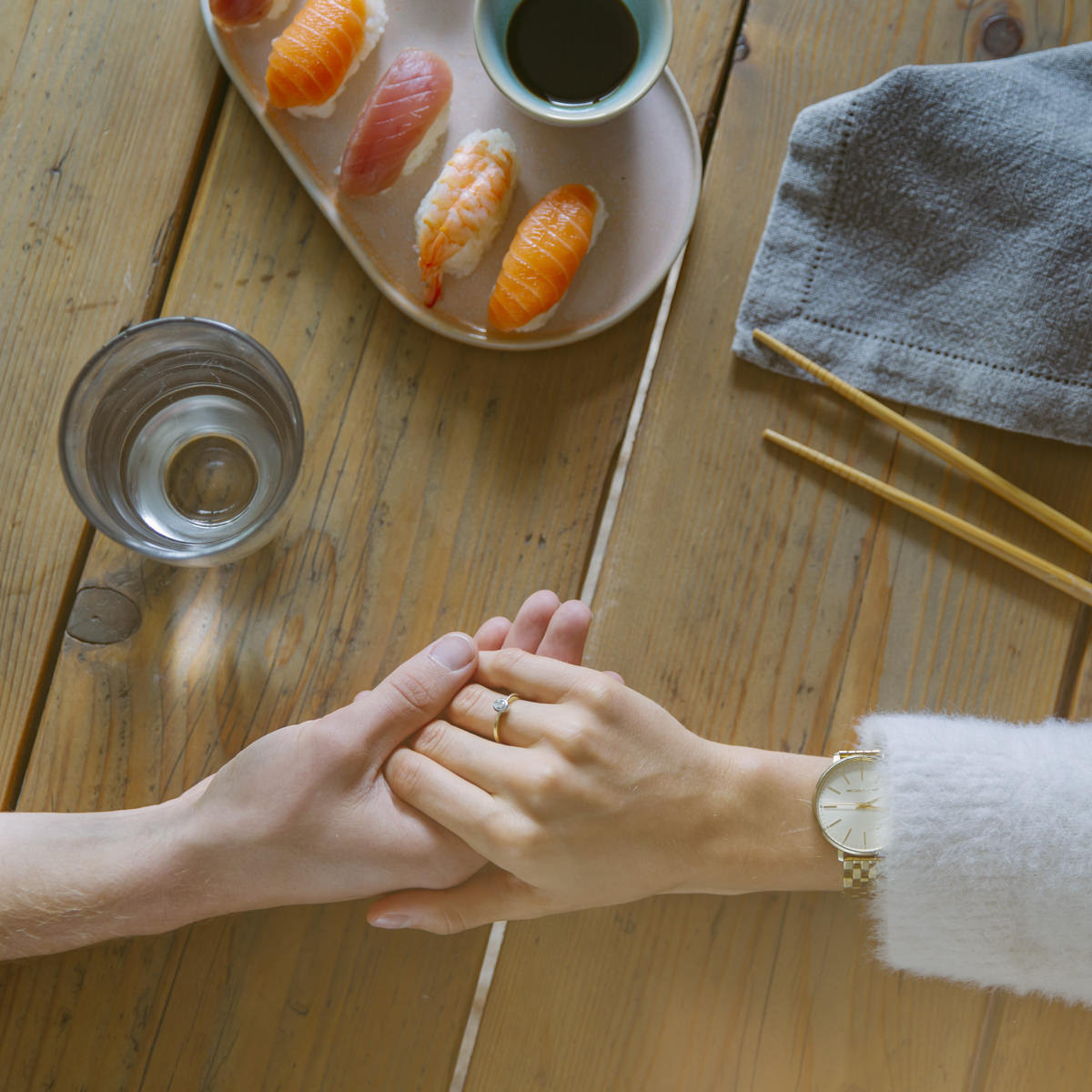 Social Media Foto für EatHappy: Eine Frau bekommt einen Heiratsantrag beim Sushi essen | Foto: Hanna Witte