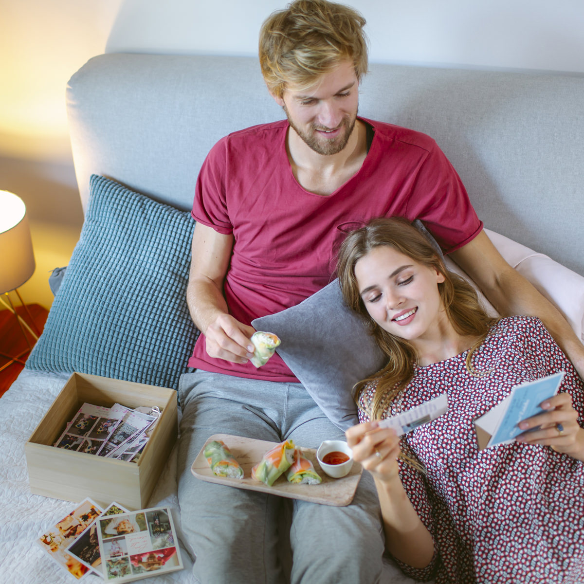 Social Media Content Foto: Ein Paar genießt auf der Couch Sushi von EatHappy | Foto: Hanna Witte