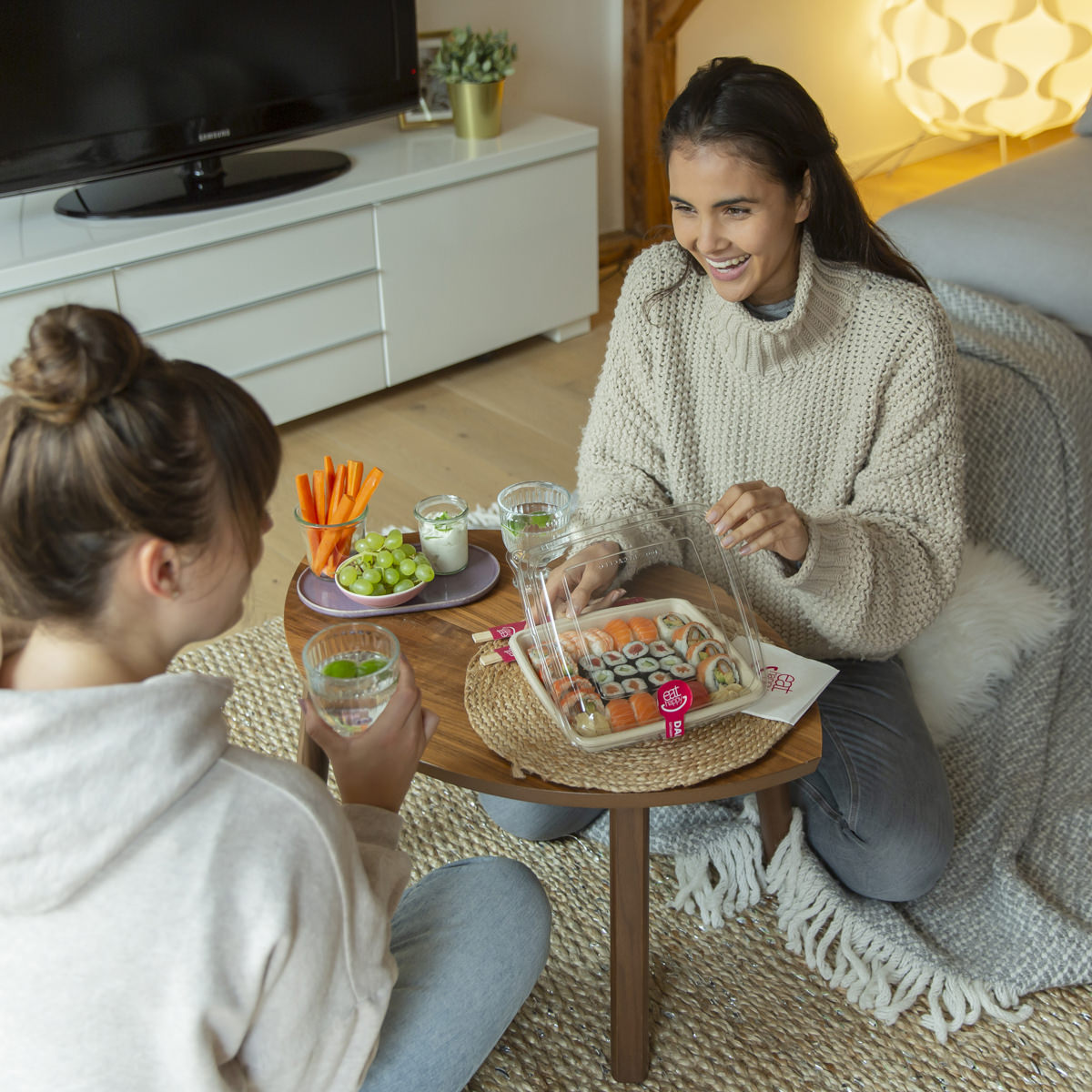 Social Media Content Fotografie Köln: 2 Freundinnen öffnen zu Hause ihre Schachtel mit Sushi von EatHappy | Foto: Hanna Witte