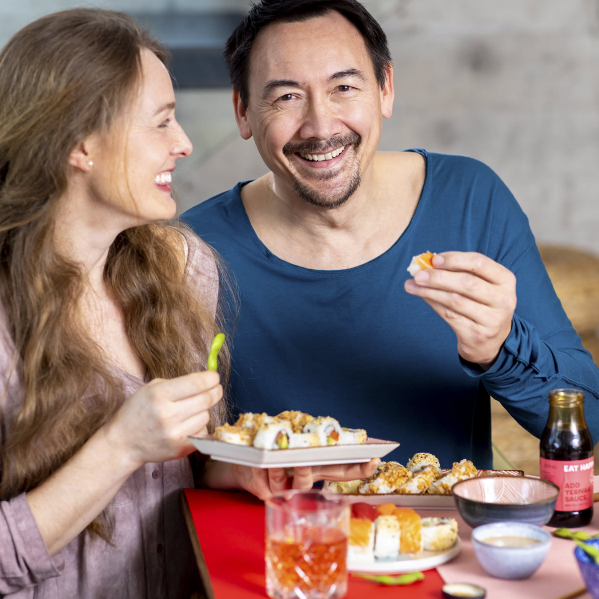 ein Paar beim Sushi essen als Teil der Social Media Content Fotografie für Eat Happy | Foto: Hanna Witte