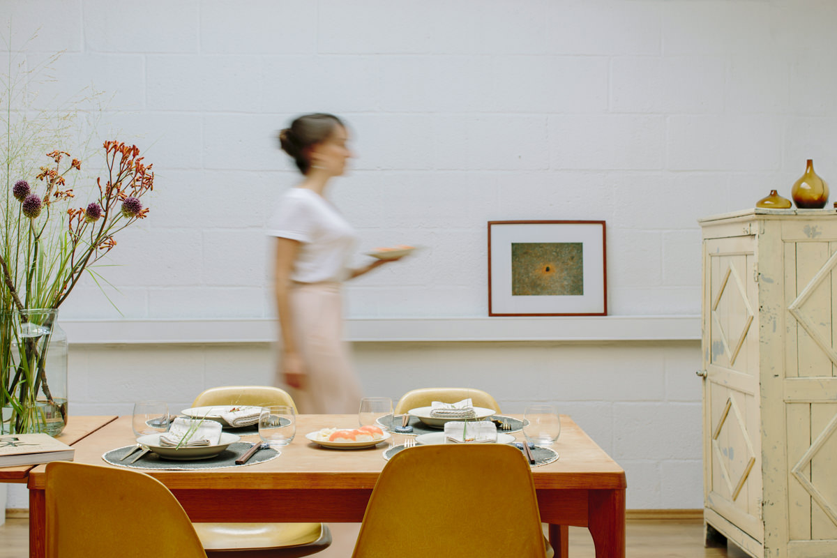 eine Frau deckt einen Esstisch als Teil der Social Media Content Fotografie für Eat Happy | Foto: Hanna Witte