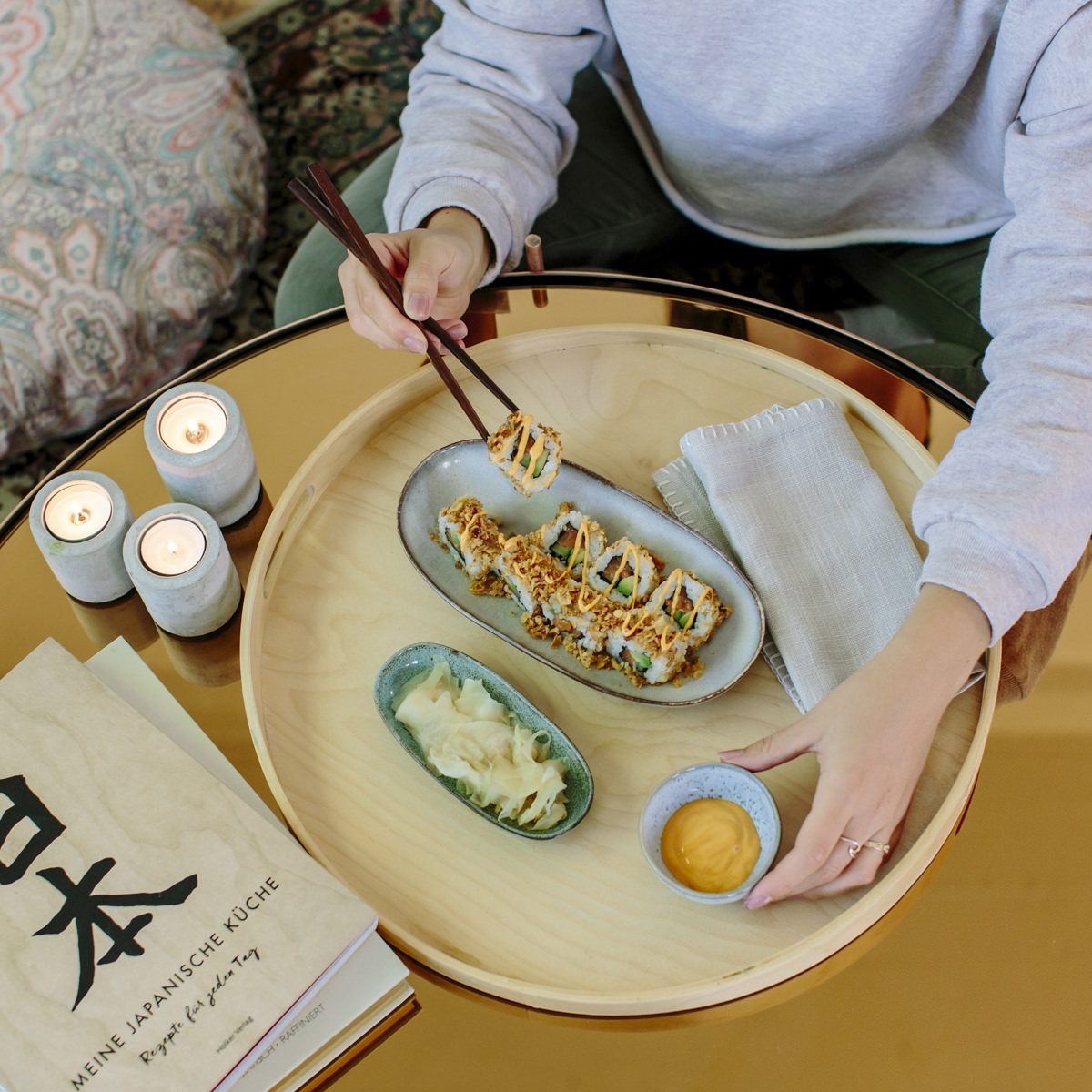 Sushi Variation mit Sauce auf einem Holztablett als Teil der Social Media Content Fotografie für Eat Happy | Foto: Hanna Witte