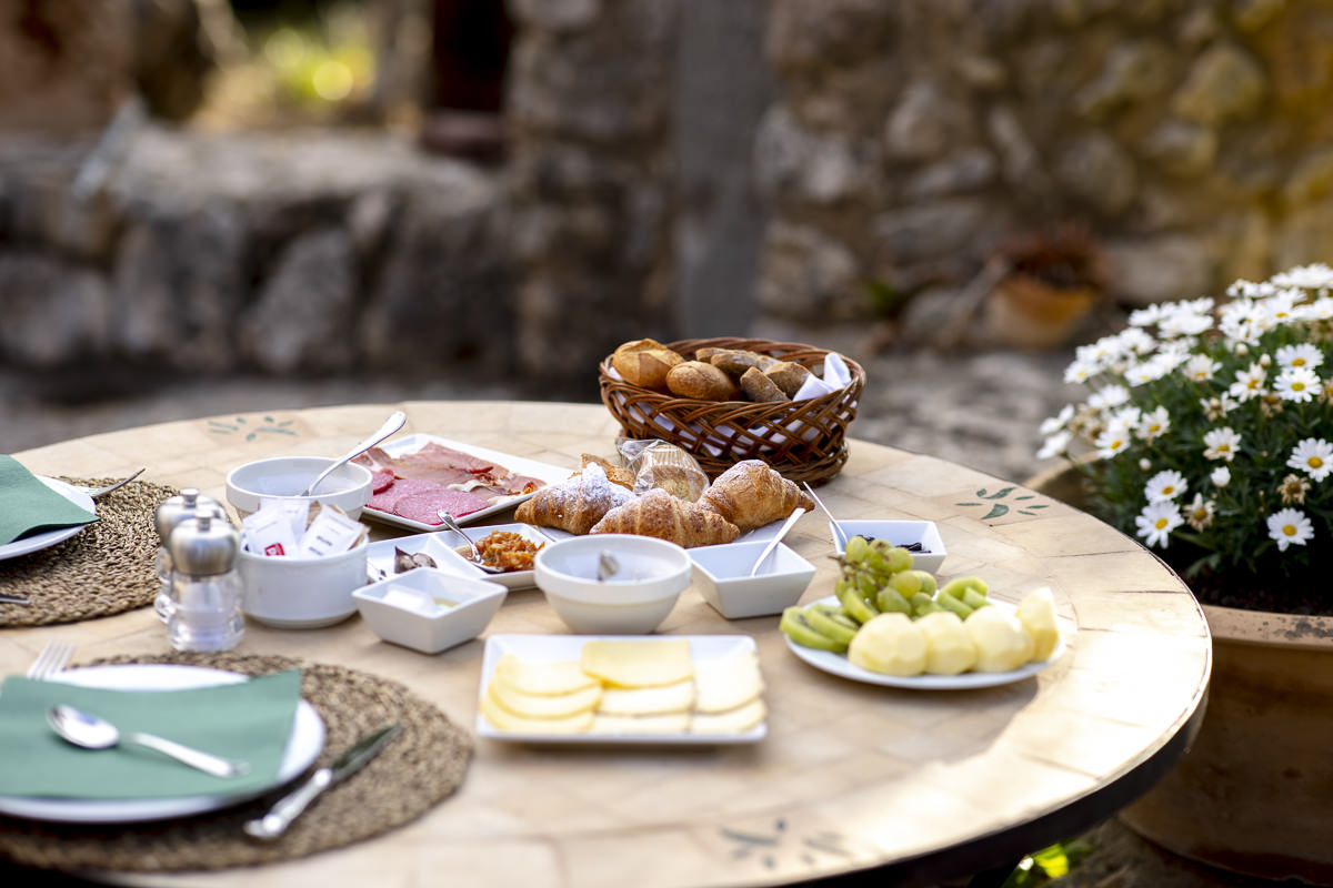 gedeckter Frühstückstisch auf der Außenterrasse der Albellons Finca auf Mallorca | Foto: Hanna Witte