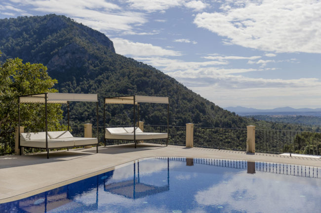 Pool mit Liegen und beeindruckender Naturkulisse bei einer Finca auf Mallorca | Foto: Hanna Witte