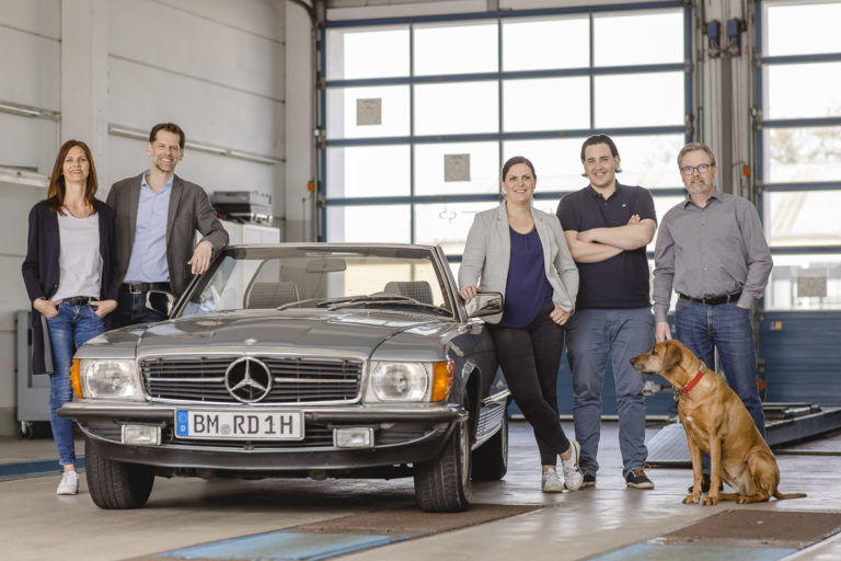 Teamfoto der KFZ Sachverständigen Rommerskirchen in einer Auto Werkstatt | Foto: Hanna Witte