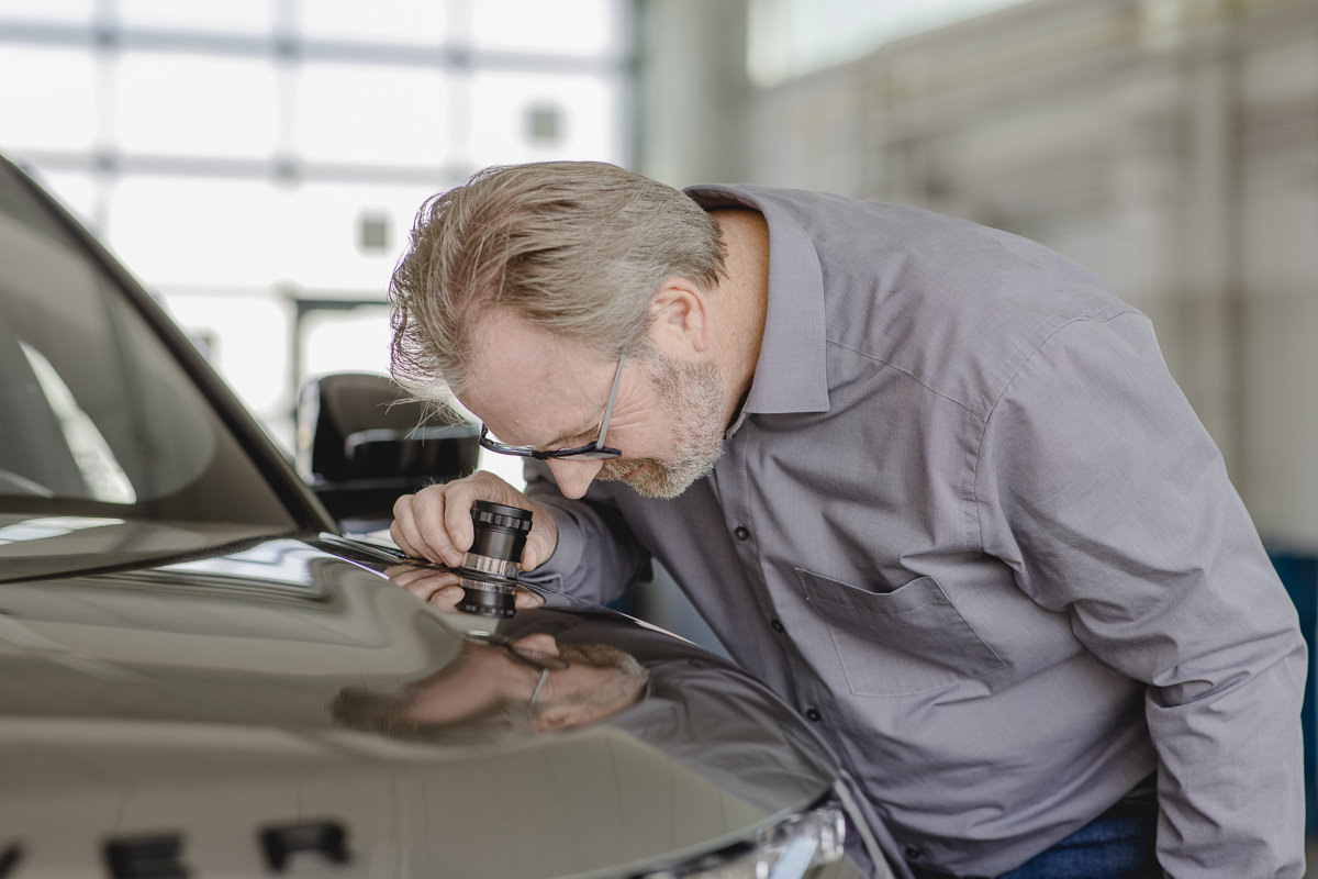 ein Rommerskirchen Mitarbeiter bei der Arbeit in der KFZ Prüfstelle Köln | Foto: Hanna Witte