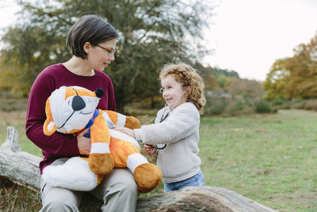 ein Kind hört ein verletztes Kuscheltier ab | Foto: Hanna Witte