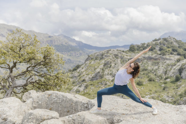 Yoga Asana auf einem Steinhügel inmitten der Landschaft auf Mallorca | Foto: Hanna Witte