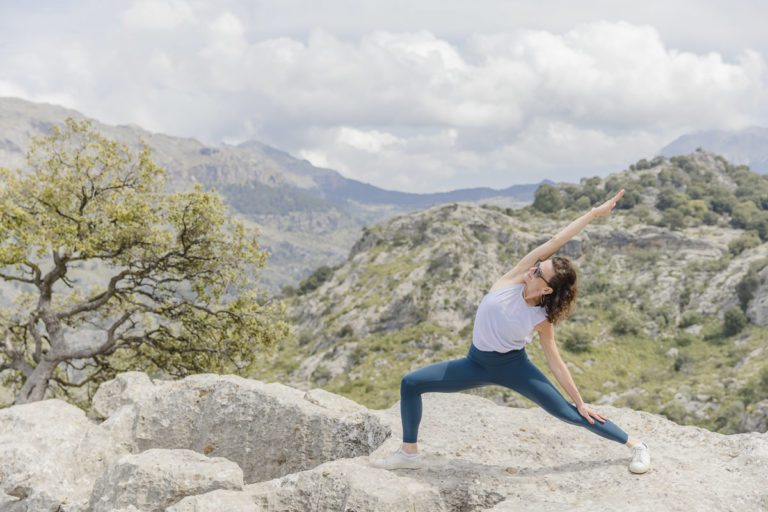 yoga-fotos-mallorca-005 Yoga Asana auf einem Steinhügel inmitten der Landschaft auf Mallorca | Foto: Hanna Witte