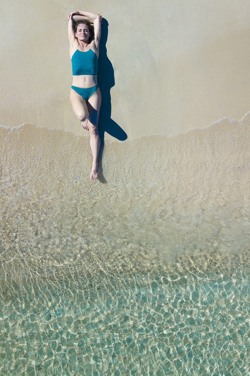 Portraitfoto von Yoga Coach Nicole Bongartz am Meer von Mallorca | Foto: Hanna Witte