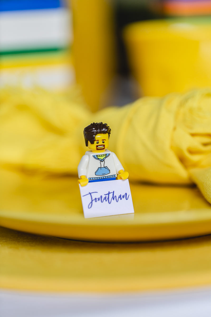 Lego Figur mit Namensschild auf einem Kindertisch | Foto: Hanna Witte