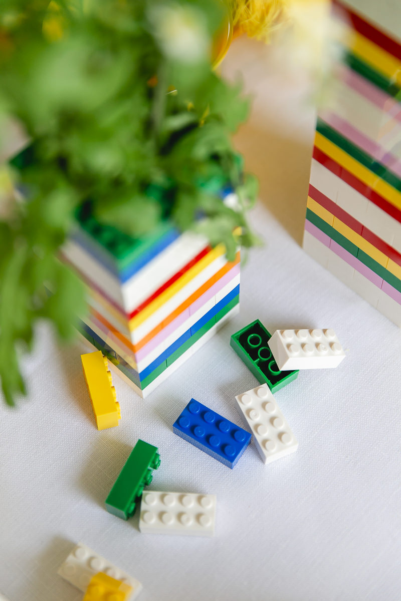 Blumenvase aus Lego und Legosteine auf einem Kindertisch | Foto: Hanna Witte