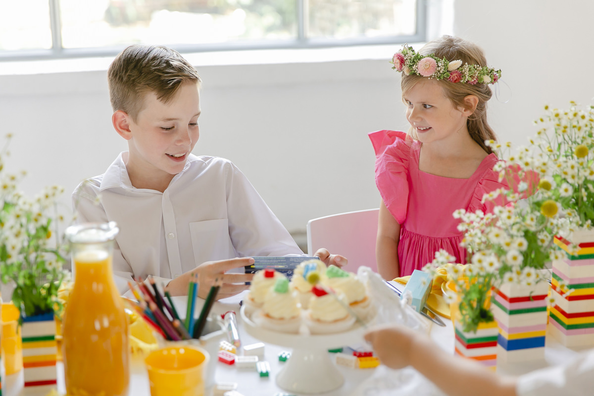 Kinder spielen an einem bunten Kindertisch | Foto: Hanna Witte