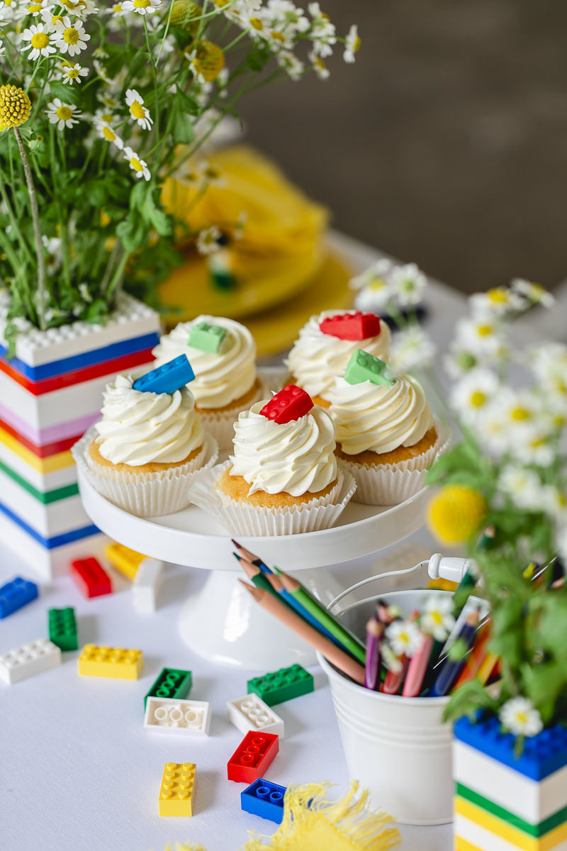 Cupcakes und Legosteine auf einem Kindertisch | Foto: Hanna Witte