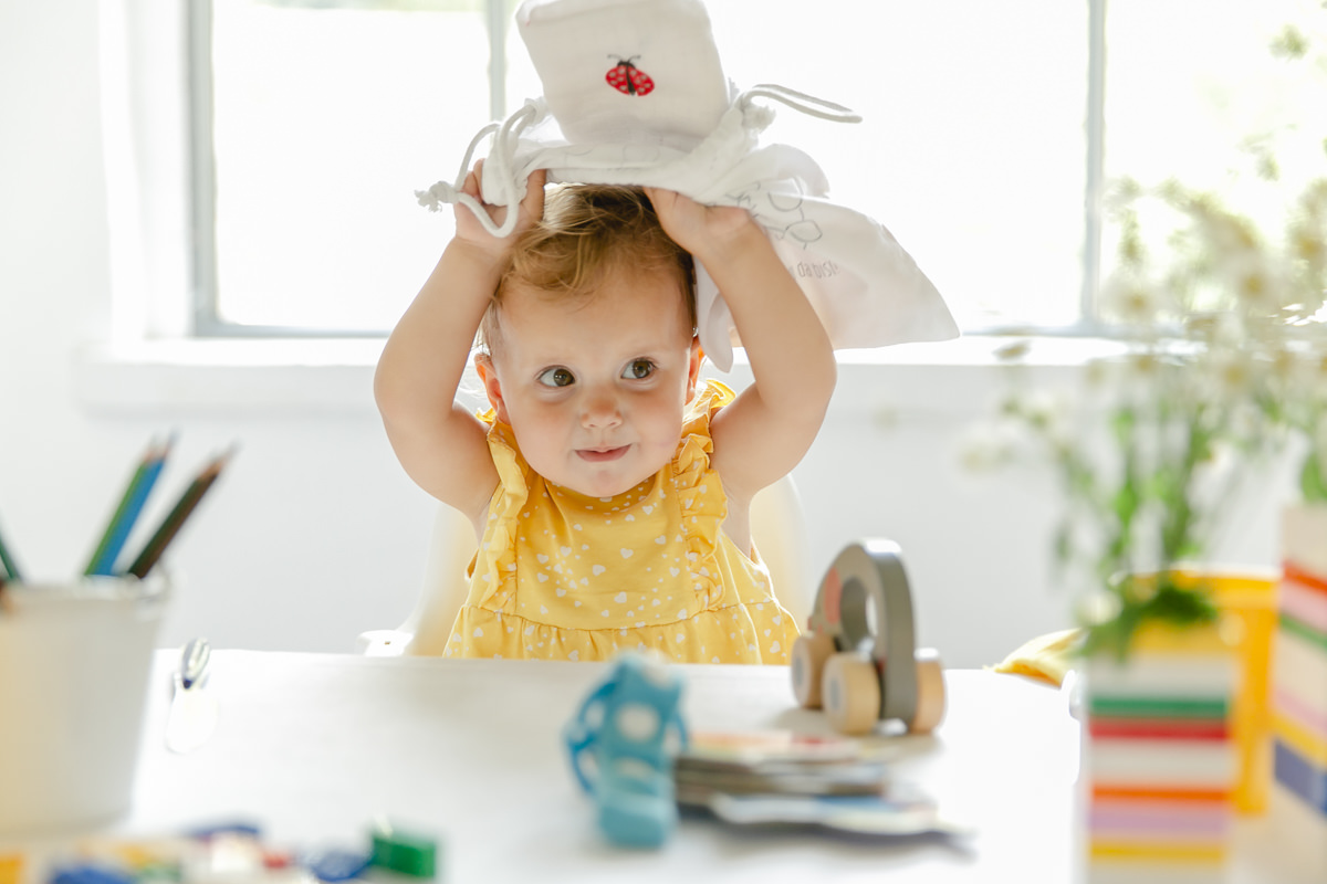 ein Baby spielt mit dem Gastgeschenkebeutel von Leo Kinderevents | Foto: Hanna Witte