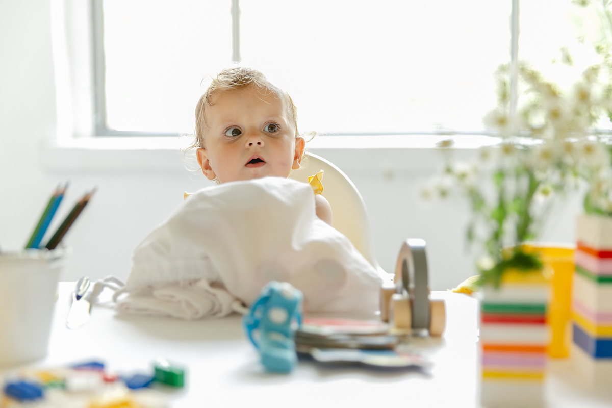 ein Baby entdeckt den Inhalt des Gastgeschenke-Sets von Leo Kinderevents | Foto: Hanna Witte