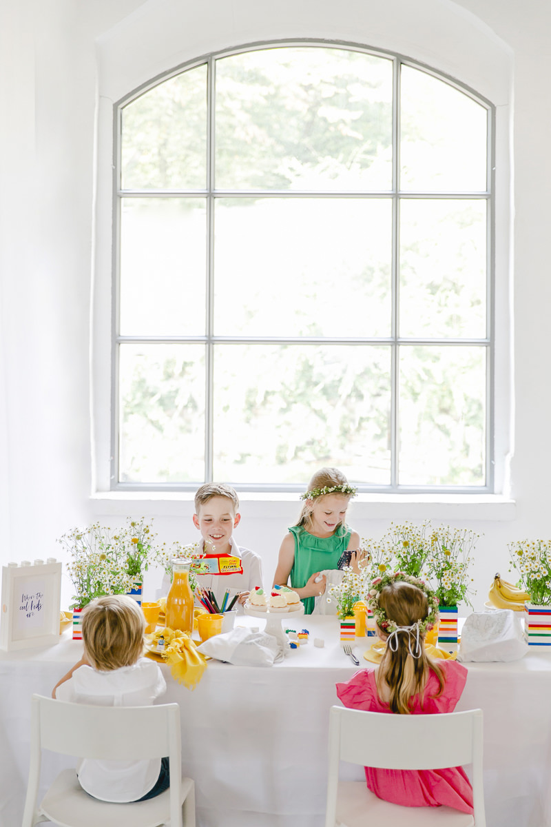 Kinder freuen sich über ihre Gastgeschenkebeutel bei einem Geburtstag | Foto: Hanna Witte