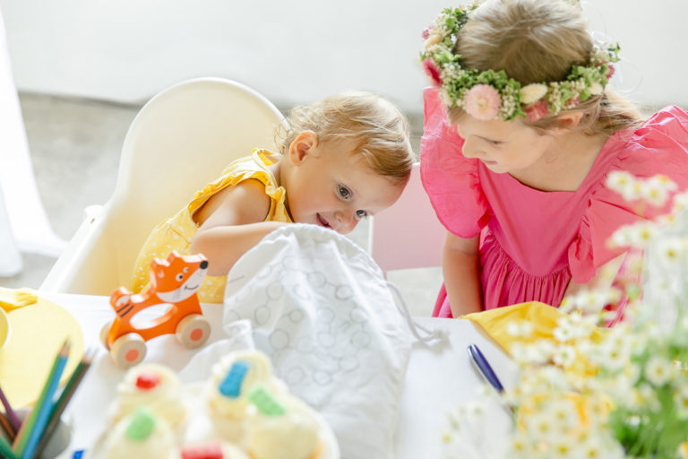 Kinder entdecken den Inhalt der Gastgeschenkebeutel von Leo Kinderevents | Foto: Hanna Witte