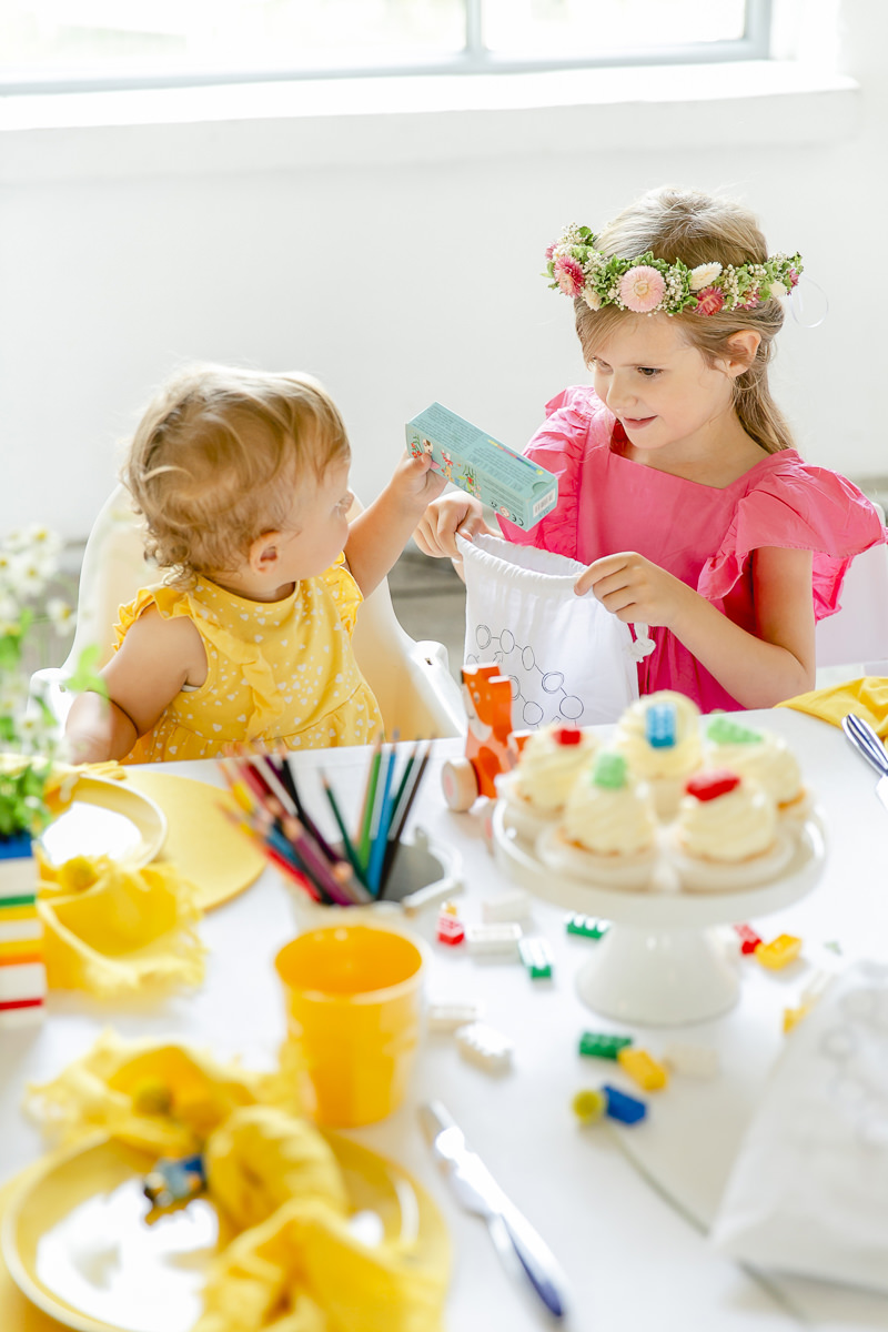 Kinder bestaunen das Spielzeug aus dem Gastgeschenkebeutel von Leo Kinderevents | Foto: Hanna Witte