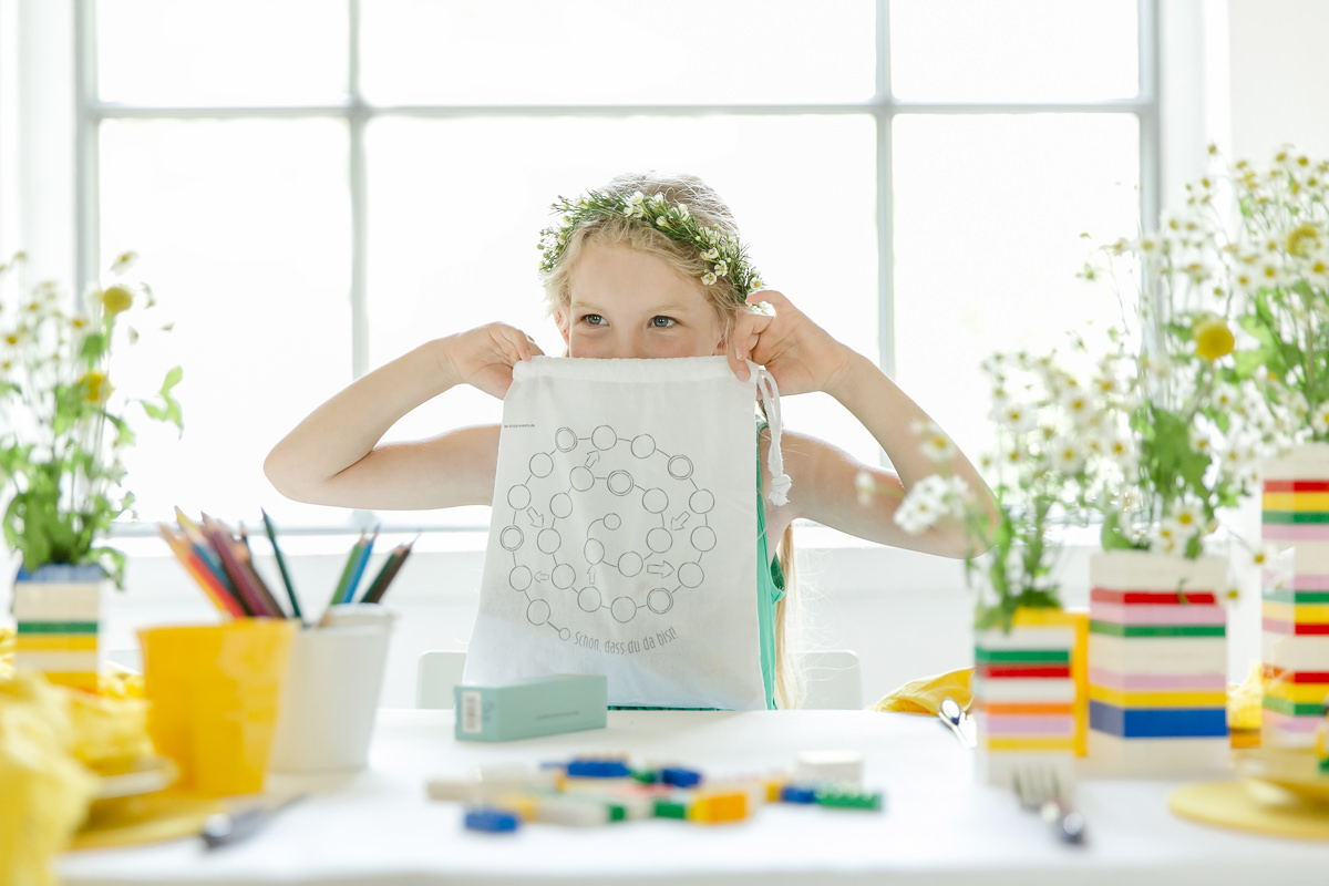 ein Mädchen zeigt den Leo-Spielebeutel | Foto: Hanna Witte