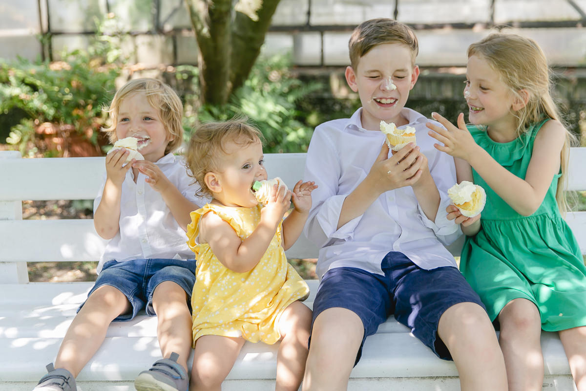 Kinder essen vergnügt einen Cupcake mit Creme | Foto: Hanna Witte