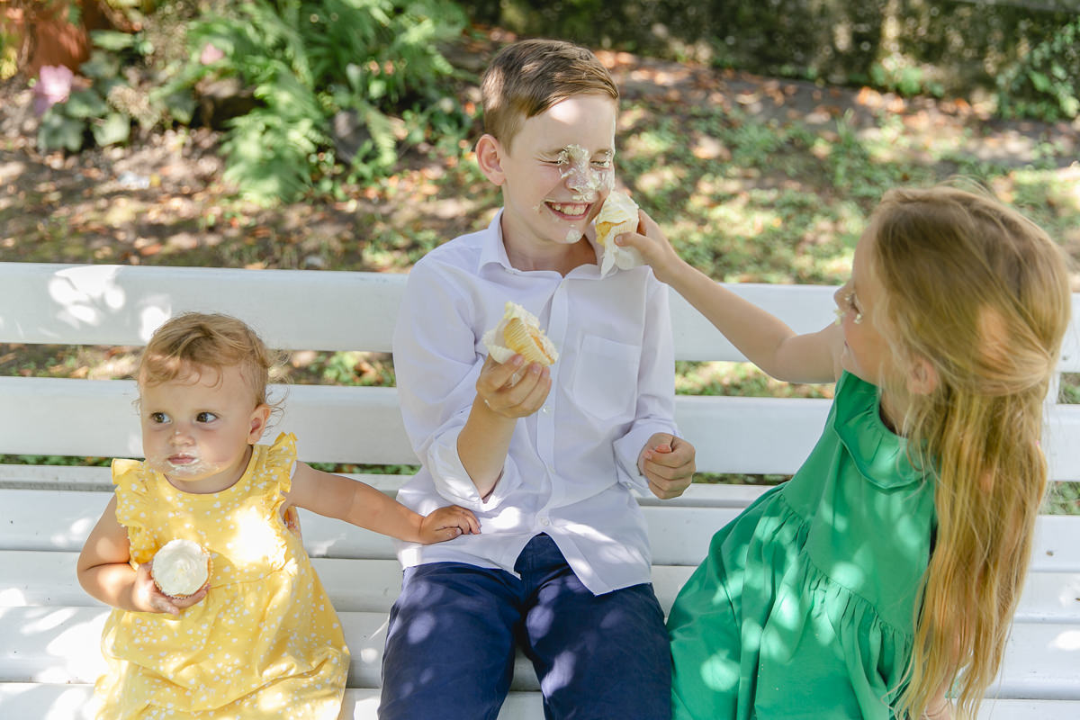 Kinder beschmieren ihre Gesichter mit der Creme ihres Cupcakes | Foto: Hanna Witte