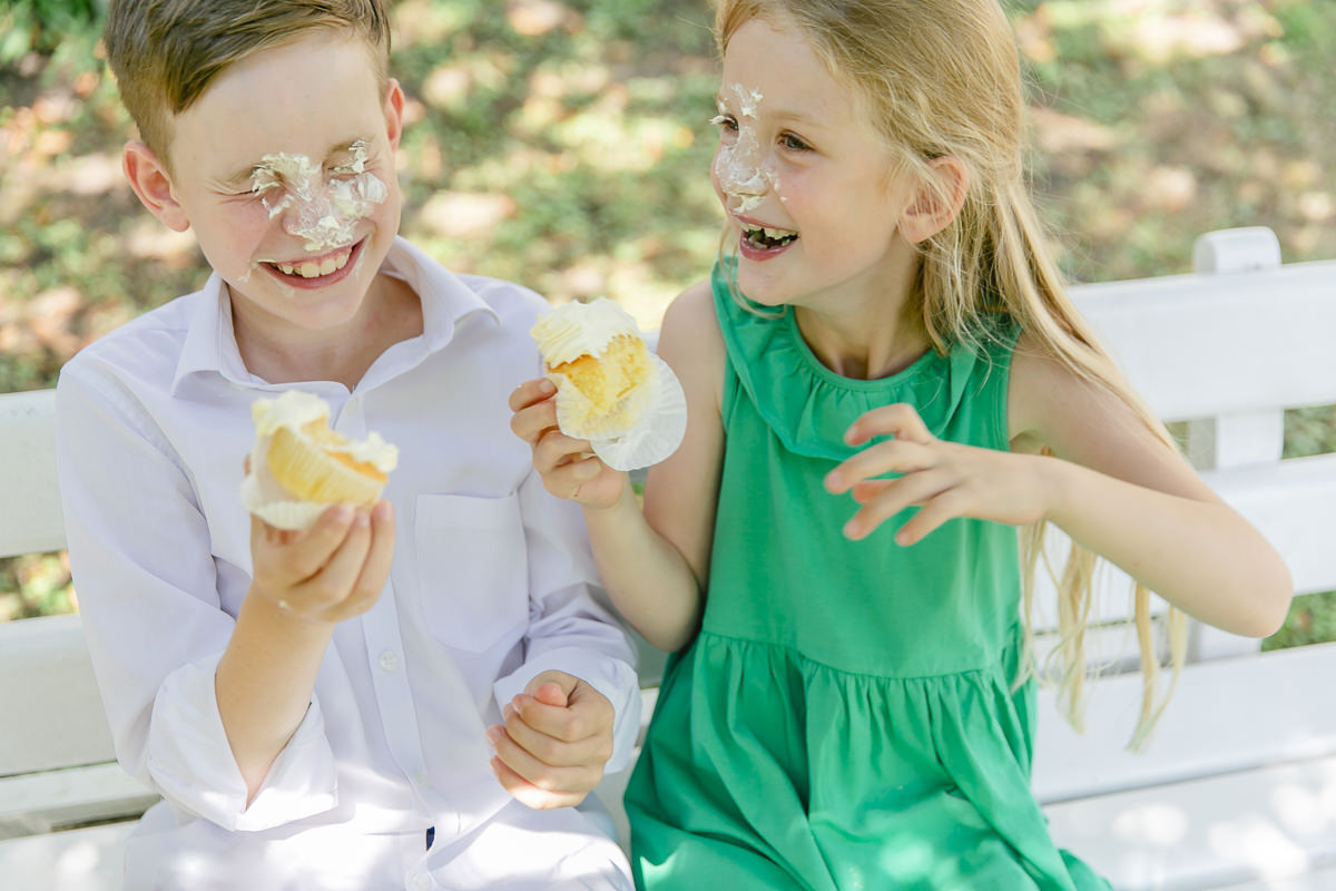 Kinder lachen über die Cupcake Creme in ihrem Gesicht | Foto: Hanna Witte