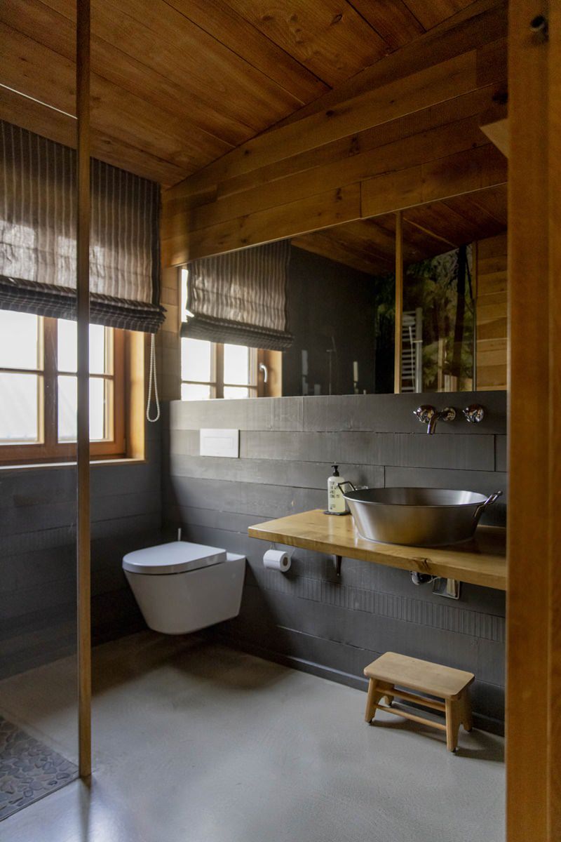 Hotelfoto eines modernen Badezimmer in einer Berghütte im Bergdorf Liebesgrün | Foto: Hanna Witte