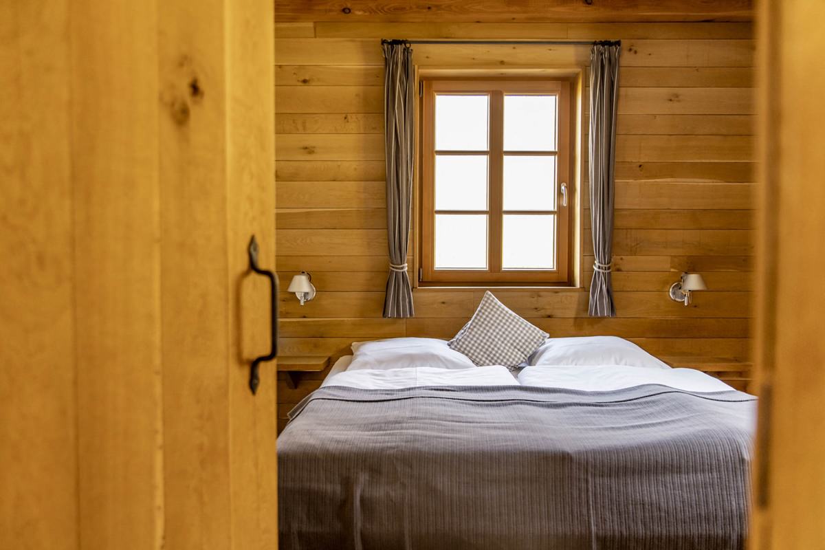 Hotelfoto eines Schlafzimmers in einem Bergchalet im Saarland | Foto: Hanna Witte