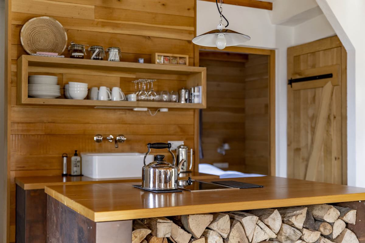 Hotelfoto der Küche einer Berghütte im Saarland | Foto: Hanna Witte