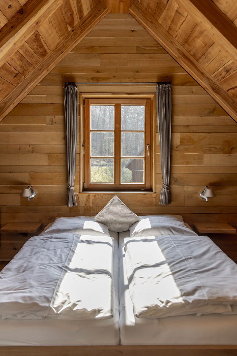 Rustikales Schlafzimmer in einer Berghütte des Bergdorfs Liebesgrün | Foto: Hanna Witte