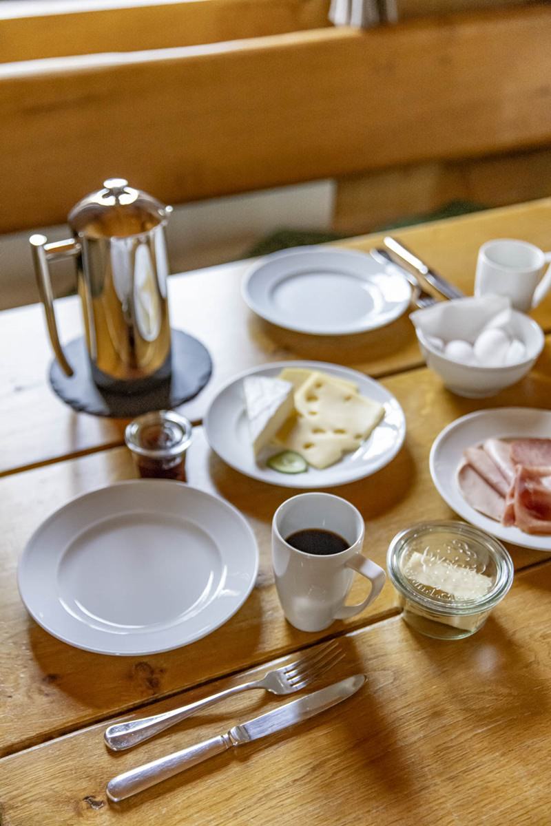 gedeckter Frühstückstisch in einem Bergchalet des Bergdorf Liebesgrün | Foto: Hanna Witte