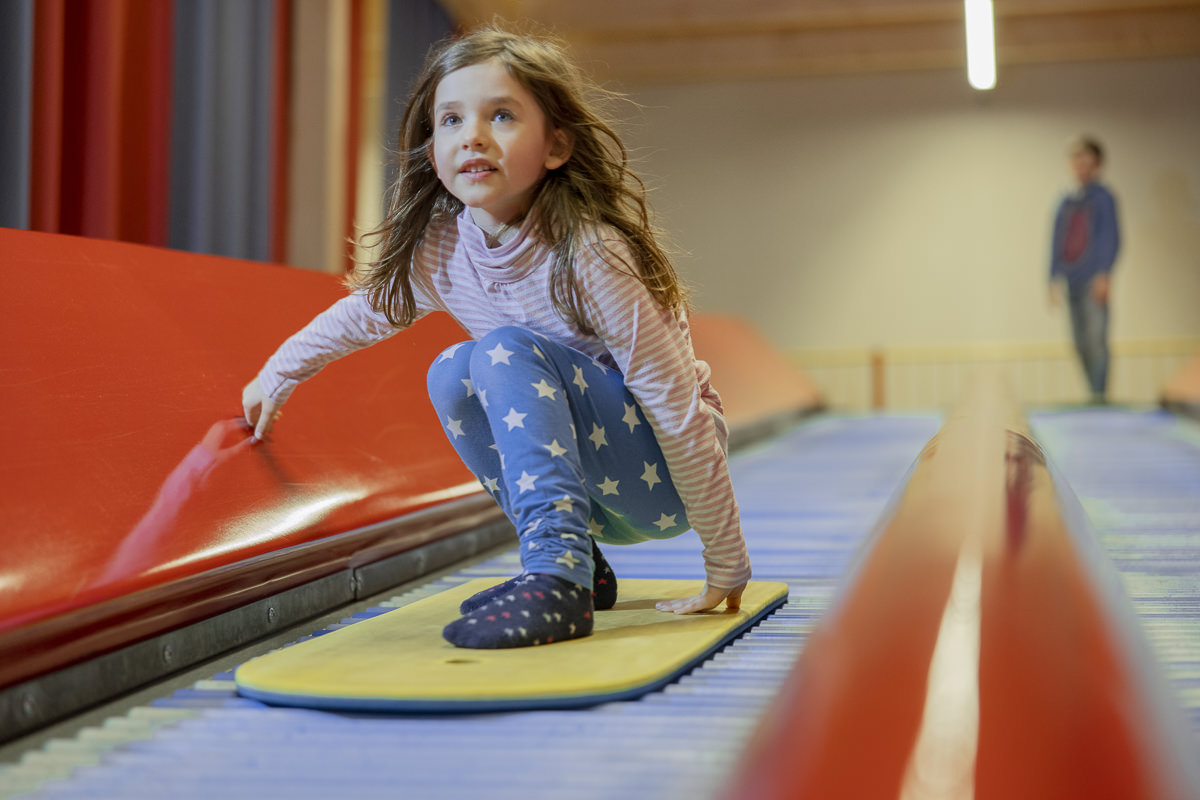 Ein Mädchen beim indoor spielen während eines Familienurlaubs in der Nebensaison | Foto: Hanna Witte