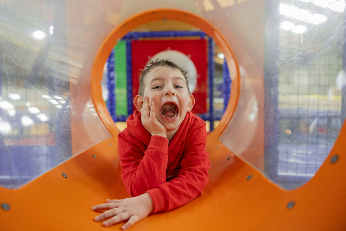 Familienhotel Fotografie: Ein Junge spielt auf einem Indoor Spielgerüst | Foto: Hanna Witte