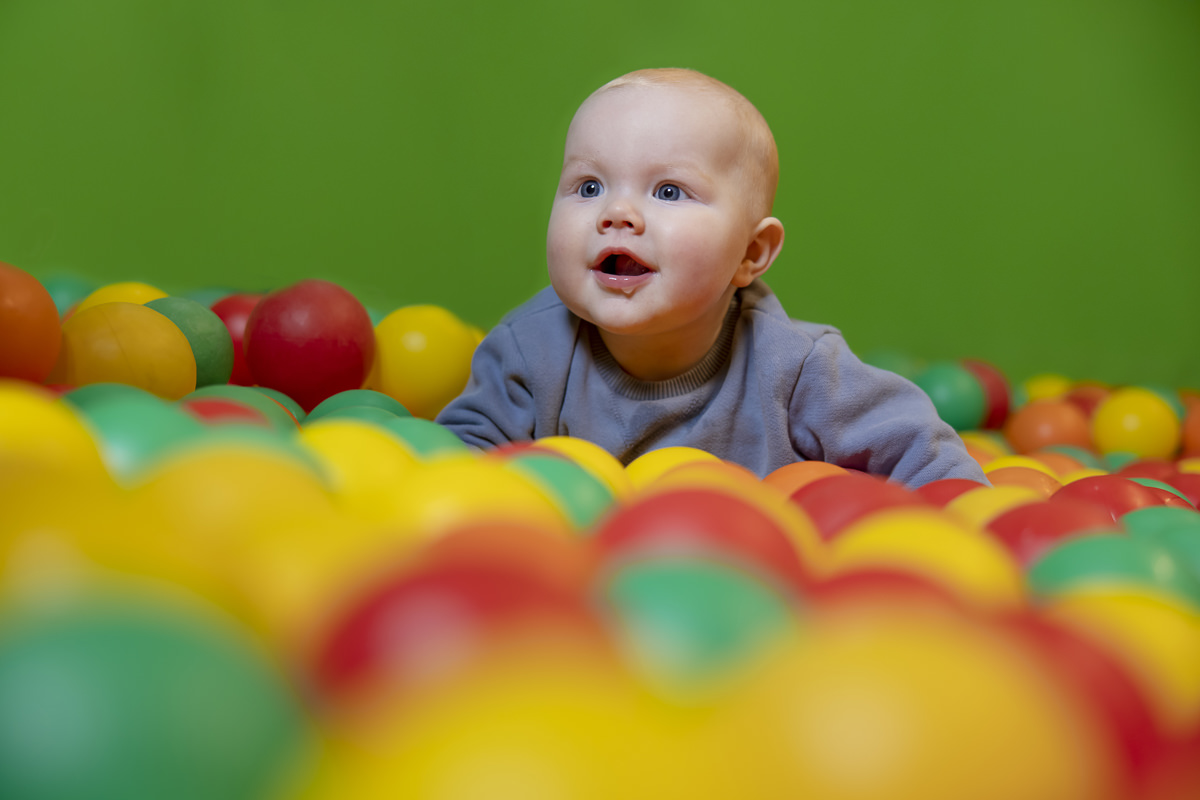 Indoor Spaß beim Familienurlaub in der Nebensaison: Ein Baby spielt im Bällebad | Foto: Hanna Witte