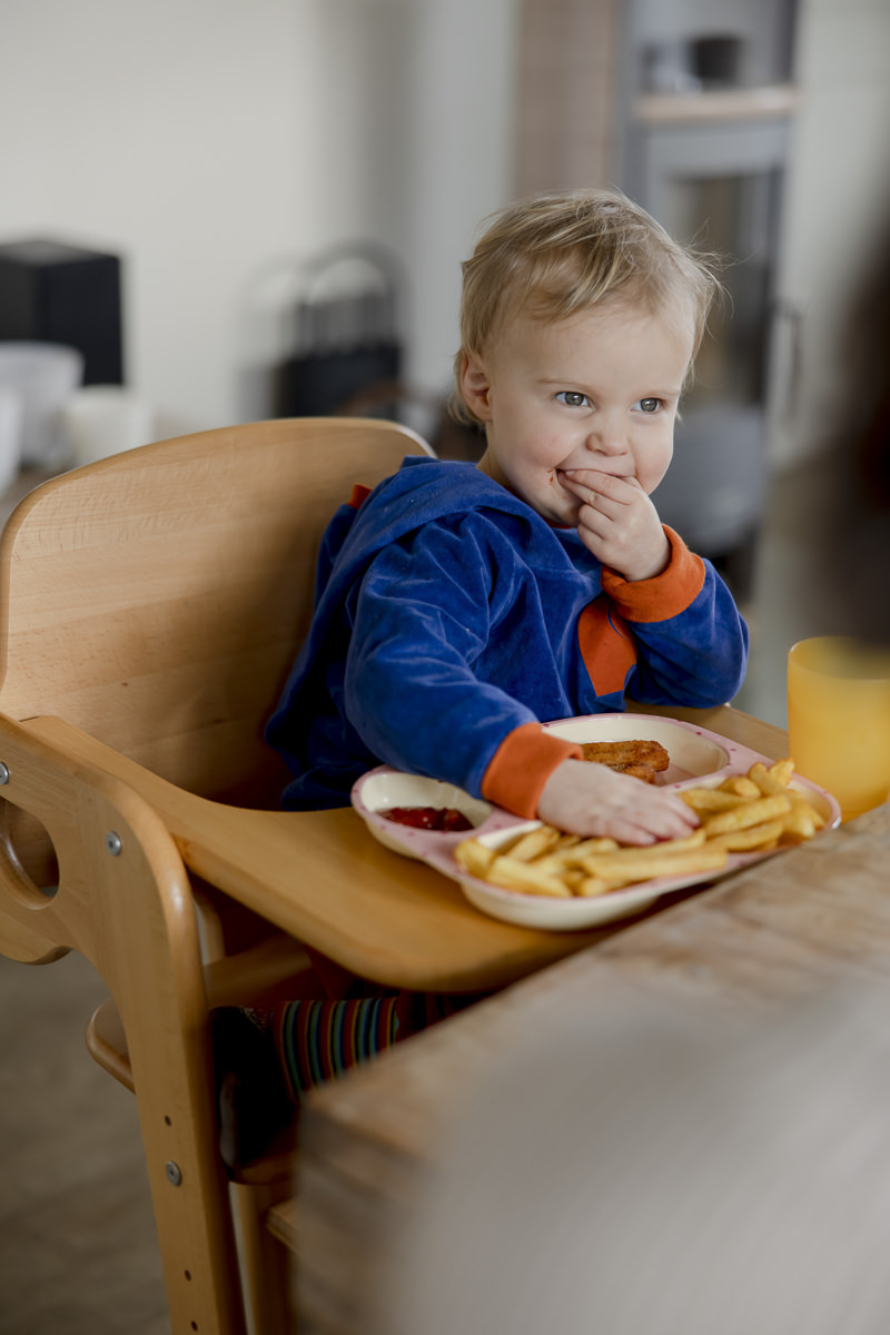 ein Kleinkind isst Pommes im Ferienhaus | Foto: Hanna Witte
