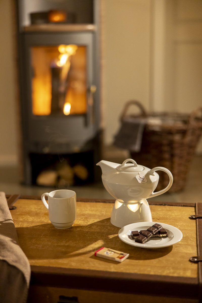 gemütliche Teezeit vorm Kaminfeuer im Ferienhaus | Foto: Hanna Witte