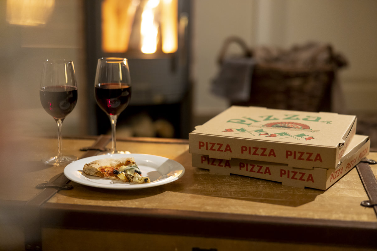 Familienhotel Fotografie: Gelieferte Pizza im Ferienhaus genießen | Foto: Hanna Witte