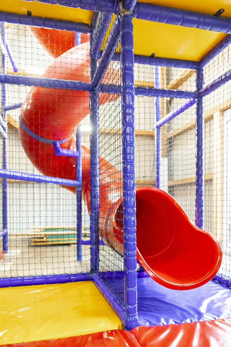 Kinderrutsche in einer Familienhotel Indoor-Spielhalle | Foto: Hanna Witte